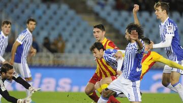 Jugadores de la Real y del Lleida durante el duelo de Copa del rey en Anoeta. 