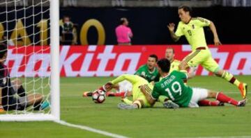 HST118. HOUSTON (EE.UU.), 13/06/2016.- Luis Seijas (c) de Venezuela disputa un balón con Oribe Peralta (d) de México hoy, lunes 13 de junio de 2016, en el partido entre México y Venezuela por el grupo C de la Copa América Centenario en el estadio NRG en Houston (EE.UU.). EFE/Juan Carlos Cárdenas