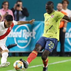 Colombia vence a Perú con gol polémico sobre el final