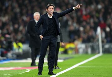 Marcelino da instrucciones a su equipo en la banda.