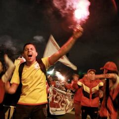 Hinchada de Santa Fe motiva al equipo con alentador banderazo