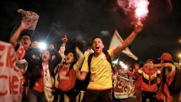 Hinchada de Santa Fe motiva al equipo con alentador banderazo