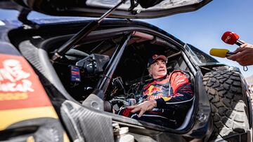 Carlos Sainz con el Ford durante el Dakar 2025.