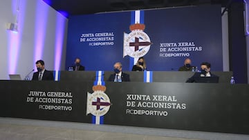 Antonio Couceiro y su Consejo de administracci&oacute;n en la Junta del Deportivo.