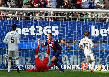 Escalante puts Eibar ahead. 1-0. Min. 15