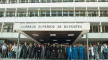<b>SILENCIO.</b> Dirigentes y empleados del Consejo Superior de Deportes, acompañados de deportistas, protestaron silenciosamente ayer en Madrid.