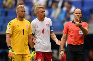 Dinamarca 1-1 Australia | Mateu Lahoz tiró de VAR para ver una mano dentro del área de Poulsen. El colegiado español tras comprobarlo señaló el punto de penalti. Jedinak fue el encargo de transformar el penalti y poner el 1-1 en el marcador. 