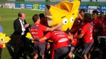 Los jugadores compartieron con la mascota.