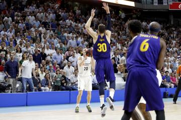 Jaycee Carroll amaga el tiro y finta a Ví­ctor Claver.