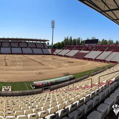 Avanzan las obras para el cambio de césped en el Carlos Belmonte