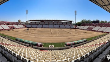 Avanzan las obras para el cambio de césped en el Carlos Belmonte