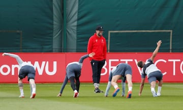 Klopp makes his players sweat during Liverpool's Media Day at Melwood