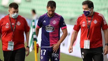 Valladolid's Spanish defender Javi Moyano (C) leaves the pitch during the Spanish league football match between Real Betis and Valladolid at the Benito Villamarin stadium in Sevilla on September 20, 2020. (Photo by CRISTINA QUICLER / AFP)