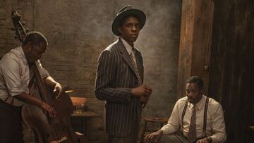 Esta imagen difundida por Netflix muestra a Michael Potts, de izquierda a derecha, Chadwick Boseman y Colman Domingo en "El fondo negro de Ma Rainey". Boseman ganó el premio al mejor actor en una película dramática en los Globos de Oro el domingo 28 de febrero de 2021.