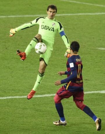 Barovero despeja el balón ante Neymar.