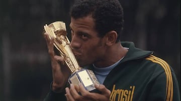 Carlos Alberto Torres besa al trofeo Jules Rimet.