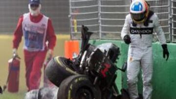 El McLaren de Alonso quedó destrozado tras el accidente en Australia.