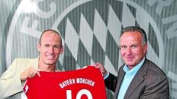 Robben junto a Rummenigge en Múnich.