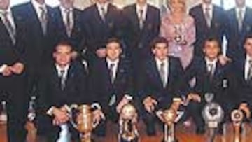 <b>CON LAS CINCO. </b>Aguirre, con los cinco trofeos y la plantilla.