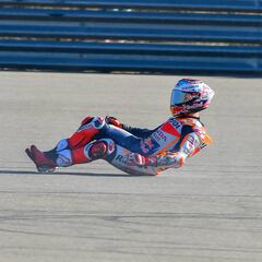 Warm up con otra caída de Márquez y mejoría de Rossi
