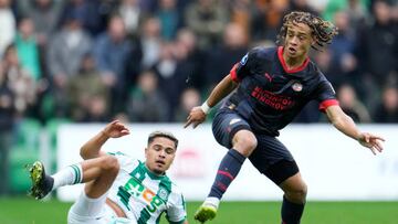GRONINGEN, NETHERLANDS - OCTOBER 23: Ragnar Oratmangoen of FC Groningen, Xavi Simons of PSV during the Dutch Eredivisie match between FC Groningen v PSV at the Hitachi Capital Mobility Stadion on October 23, 2022 in Groningen Netherlands (Photo by Photo Prestige/Soccrates/Getty Images)