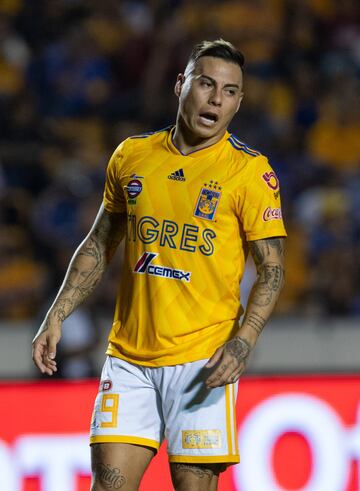 El delantero chileno no atraviesa su mejor momento futbolístico. Es banca en Tigres y la ardua competencia con Gignac, Valencia y Quiñones le ha mermado en cuestión de minutos. Deberá recobrar protagonismo para llegar a la justa continental.