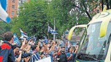 <b>A MUERTE. </b>La afición txuri-urdin, siempre volcada con su equipo, arropará a los suyos en Montjuïc.