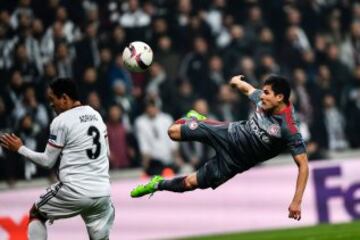 El noruego del Olympiacos Tarik Elyounoussi golpea el balón de una manera acrobática en el partido de Europa League ante el Besiktas en Estambul.