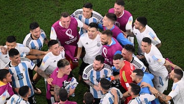 Argentina's players celebrate the team's victory at the end of the Qatar 2022 World Cup round of 16 football match between Argentina and Australia at the Ahmad Bin Ali Stadium in Al-Rayyan, west of Doha on December 3, 2022. (Photo by Kirill KUDRYAVTSEV / AFP)