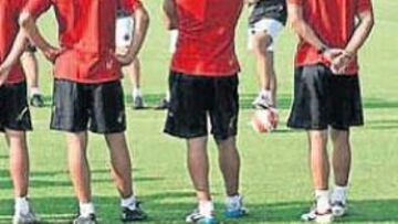<b>DECIDIDO.</b> Javi López, en un entrenamiento con los jugadores, insiste en que la prioridad en fi chajes debe ser un defensa central.