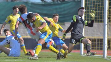 El jugador del Rayo Vallecano B Molina marca el primero de sus dos goles en el partido frente al DAV Santa Ana, disputado en el polideportivo Martín Temiño de Fuencarral, correspondiente a la Jornada 16 en el Grupo 7-A de Tercera Divisi&oacu