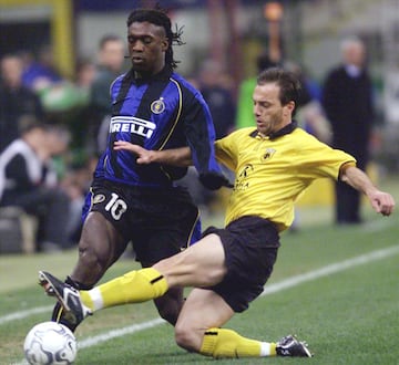 El futbolista neerland谷s era el referente del centro del campo del Real Madrid. En el a?o 2000, el club blanco vendi車 al mediocentro al Inter que pag車 24 millones de euros para hacerse con sus servicios. En el Inter de Mil芍n sigui車 a buen nivel, pero en 2002, fue traspasado al Milan, donde seguir赤a a gran nivel y en este caso acompa?ado de t赤tulos.