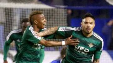 Charly Musonda Juan Manuel Vargas celebran el segundo gol del equipo andaluz.