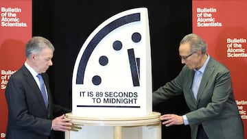 Colombia's former President Juan Manuel Santos, chair of The Elders, and Robert Socolow, professor emeritus in the Department of Mechanical and Aerospace Engineering at Princeton University, reveal the location of the minute hand on its Doomsday Clock, which according to the Bulletin of the Atomic Scientists, indicates what world developments mean for the perceived likelihood of nuclear catastrophe, during a press conference held by U.S.-based Bulletin of Atomic Scientists at the U.S. Institute of Peace in Washington, U.S., January 28, 2025. REUTERS/Kevin Lamarque