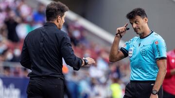 Gil Manzano habla con Simeone en el Atlético-Athletic de septiembre.