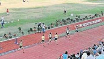 <b>HASTA LA BANDERA. </b>Nadie quiso perderse la última jornada de atletismo en el mítico estadio madrileño de Vallehermoso.
