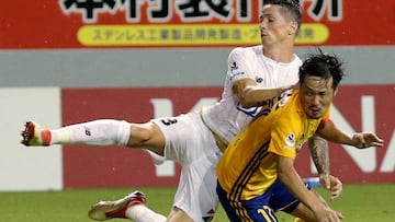 KMA40. Kobe (Japan), 22/07/2018.- Spanish striker Fernando Torres (L) of Sagan Tosu collides with midfielder Shingo Tomita of Vegalta Sendai during a J.League match against Vegalta Sendai at Best Amenity Stadium in Tosu, Saga Prefecture, southwestern Japa