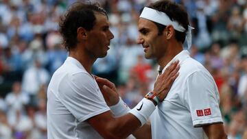 Rafa Nadal y Roger Federer se saludan tras su partido de semifinales en Wimbledon 2019.
