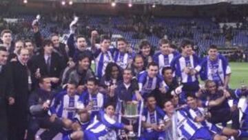 <b>FIESTA BLANQUIAZUL. </b>El Deportivo y su afición celebraron el título por todo lo alto en el Bernabéu.