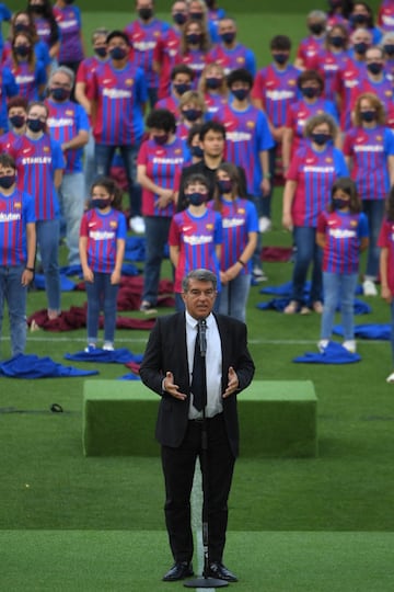 Joan Laporta ha presentado en el Camp Nou la equipación del equipo culé para la temporada 2021-2022