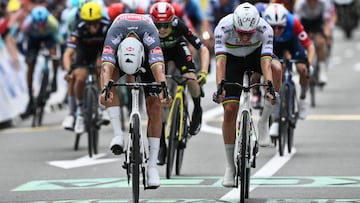 Alpecin - Deceuninck team's Dutch rider Mathieu van der Poel (L) spints to the finish line to win ahead of UAE Team Emirate - XRG team's Slovenian rider Tadej Pogacar, taking second place and Team Visma - Lease a bike team's Danish rider Jonas Vingegaard (C) taking third place during the 2nd stage of the 112th edition of the Tour de France cycling race, 209.1 km between Lauwin-Planque and Boulogne-sur-Mer, Northern France, on July 6, 2025. (Photo by Marco BERTORELLO / AFP)