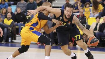 GRAF434. LAS PALMAS DSE GRAN CANARIA, 17/01/2019.- El ala-pívot francés del Fenerbahce Beko Istambul Joffrey Lauvergne (d) y el ala-pívot dominicano del Herbalife Gran Canaria Eulis Báez durante el partido del Euroliga que ambos equipos disputaron hoy en el Gran Canaria Arena, en Las Palmas de Gran Canaria. EFE/Elvira Urquijo A.