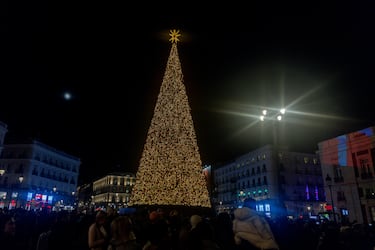 Madrid ilumina sus calles con más de 13 millones de luces LED en 240 puntos de la ciudad, destacando un árbol de 37 metros en Sol, un túnel luminoso en Gran Vía y un ángel gigante de 18 metros en Colón.