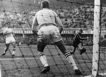 Goleador de la temporada 61/62 con 16 goles en 34 partidos de la Serie A