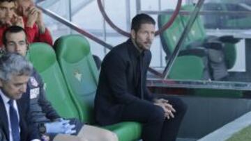 Cholo Simeone, en el banquillo del Villamar&iacute;n.