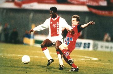 Jugó en el Ajax desde la temporada 92/93 hasta la 94/95.