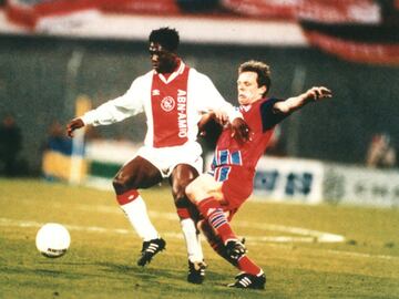 Jugó en el Ajax desde la temporada 92/93 hasta la 94/95.