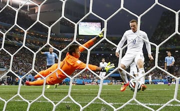 No fue hasta el Mundial de 2014 cuando Rooney marcó su primer gol en la máxima competición de naciones del mundo. Fue el 19 de junio de 2014 en la derrota de Inglaterra por 1-2 frente a Uruguay en el segundo partido de la fase de grupos. 