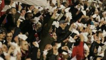 <b>PROTESTA. </b>Pañolada de la afición rayista en el curso pasado.