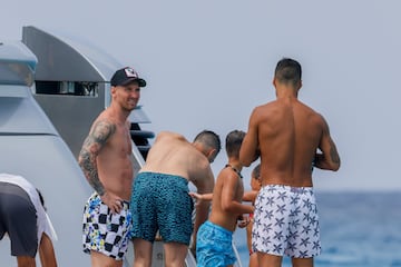 Leo Messi, Luis Su¨¢rez y Cesc F¨¢bregas han disfrutado de un d¨ªa en barco por la costa de Ibiza. Los tres jugadores se encuentran de vacaciones antes de la vuelta al trabajo.